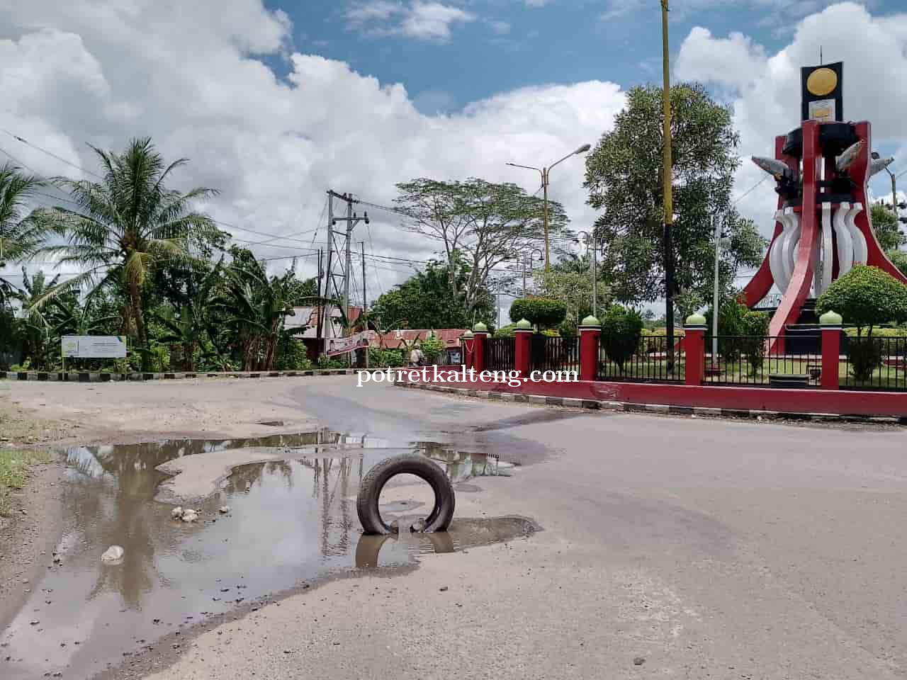 Jalan Berlubang di KM. 4 Bundaran Semekto Tjilik Riwut Ganggu Aktifitas Pengendara