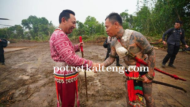 Gelar Adat Patih Bakula Diberikan Kepada Kapolri Saat Berhadir Dalam HUT Kramat Patih Patinggi