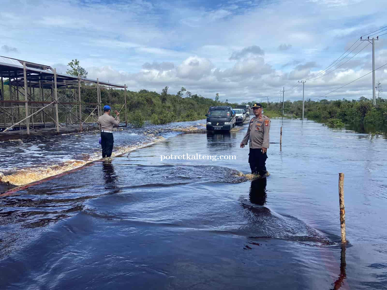 Air Sungai Meluap, Kapolsek Timpah Tinjau Lokasi Banjir di Jalan Lintas Negara