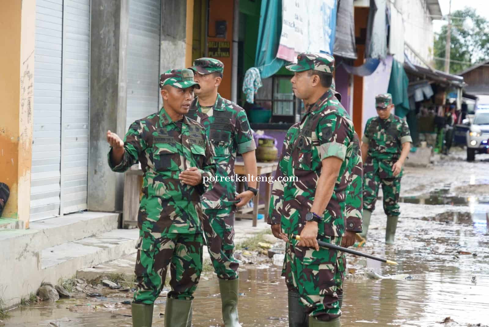 Danrem 102/Pjg Tinjau Makoramil 1011-10 KLK yang terdampak Banjir Pujon Kabupaten Kapuas