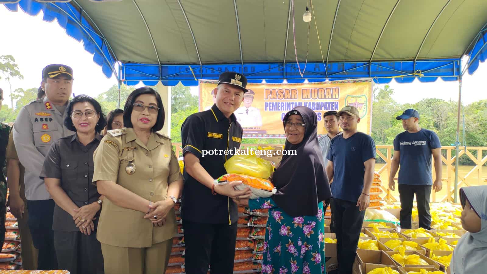 Ringankan Beban Masyarakat, Pemkab Gunung Mas Adakan Pasar Murah