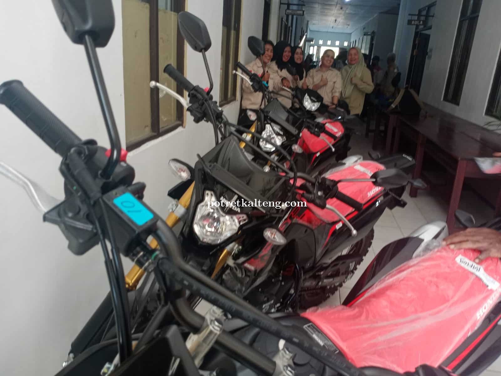 Plt Bupati Kapuas Serahkan 104 Roda 2 kepada Petugas PPL Kabupaten Kapuas
