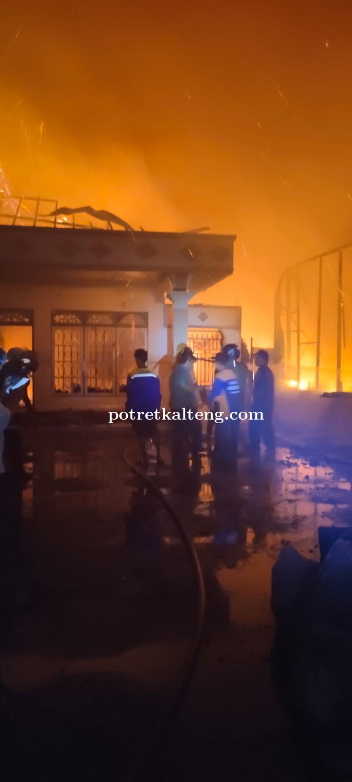 Diduga Ledakan Dari Rumah Penjual Bumbu Masak,Regu 1 Mako Damkar Berjibaku Padamkan Kobaran Api