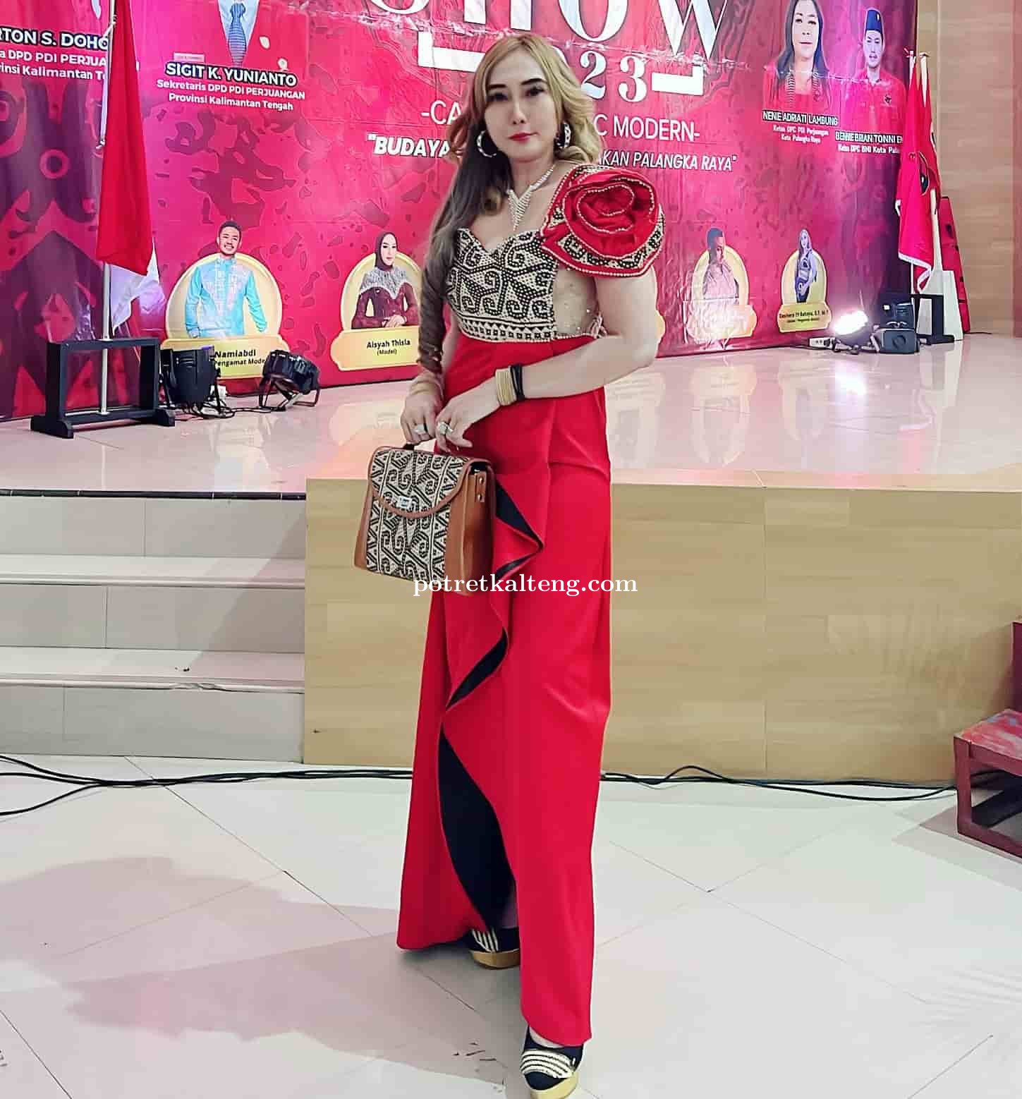 Malang Melintang Di Dunia Model, Calon Doktor Ini Jatuh Hati Pada Gaun Rotan