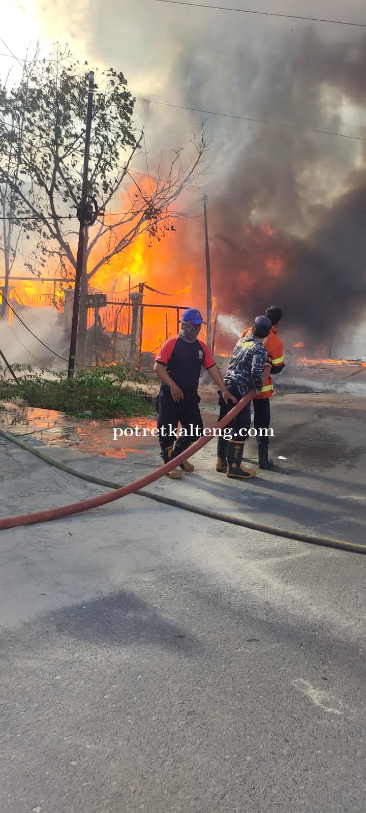 Saat Ramai Pengguna Jalan 7 Ruko Di Kawasan Seth Ajie Ludes Dilahap Jago Merah