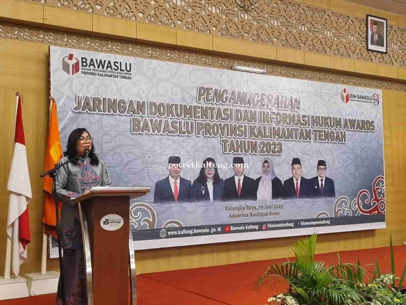 Bawaslu Kalteng Anugrahkan JDIH Awards Bawaslu Provinsi Kalimantan Tengah
