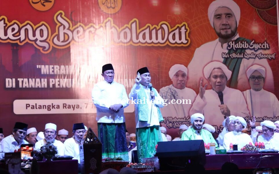 Hujan Lebat Tidak Lunturkan Semangat Masyarakay Ikuti Kalteng Bershalawat