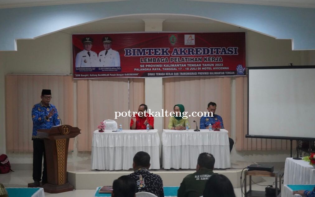 Plh. Kepala Disnakertrans Prov Kalteng Buka Bimtek Akreditasi Lembaga Pelatihan Kerja Tahun 2023