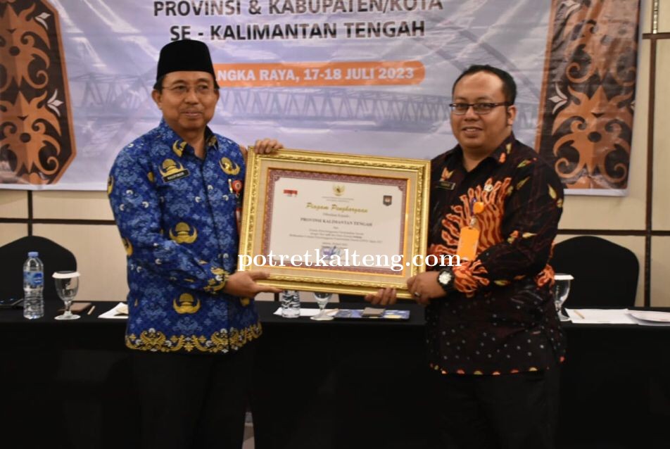Asisten Pemkesra Buka Rapat Konfirmasi dan Reviu Evaluasi LPPD Provinsi dan Kab/Kota se-Kalteng