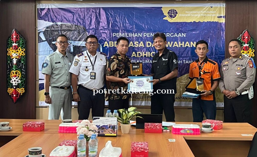 Kepala Dishub Provinsi Kalteng Serahkan Pemberian Penghargaan Abdi Yasa dan Wahana Adhigana