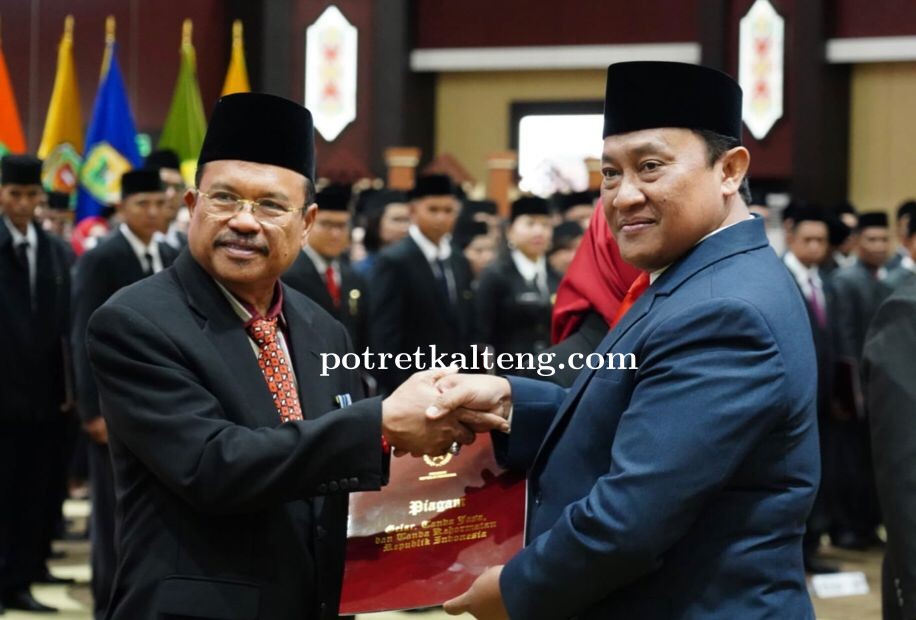 Wagub Kalteng Sematkan Tanda Kehormatan Satyalancana Karya Satya PNS Pemprov. Kalteng