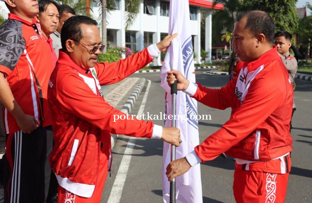 Sekda Kalteng Lepas Kontingen Kalteng Ikuti POPNAS XVI Tahun 2023 di Palembang