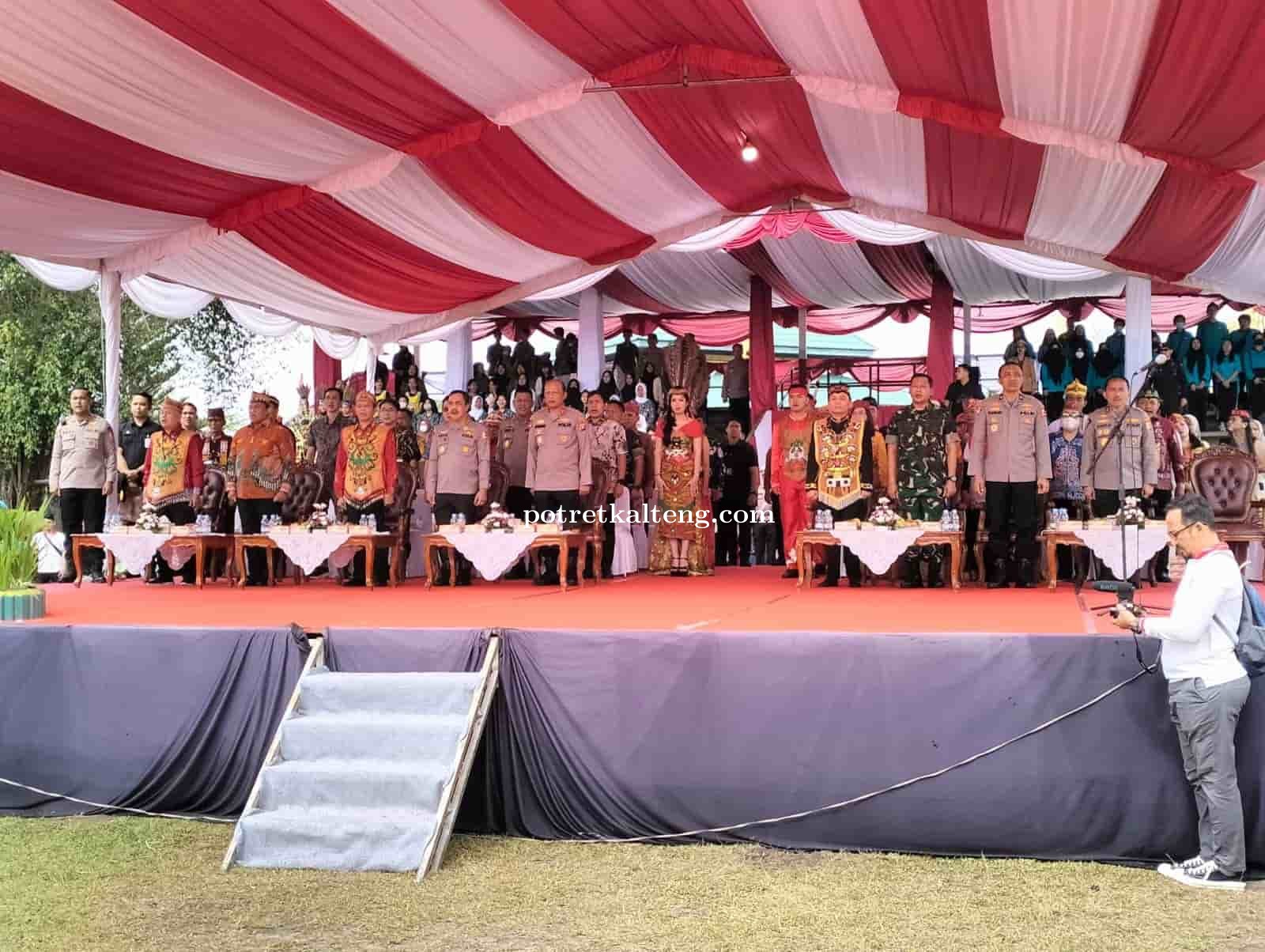 Wakapolri Dianugerahi Warga Kehormatan Dayak Kalteng Oleh Ketua DAD Kalteng