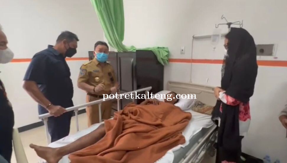Gubernur Kalteng Kunjungi Korban Konflik Bangkal yang Dirawat Di RSUD Doris Sylvanus