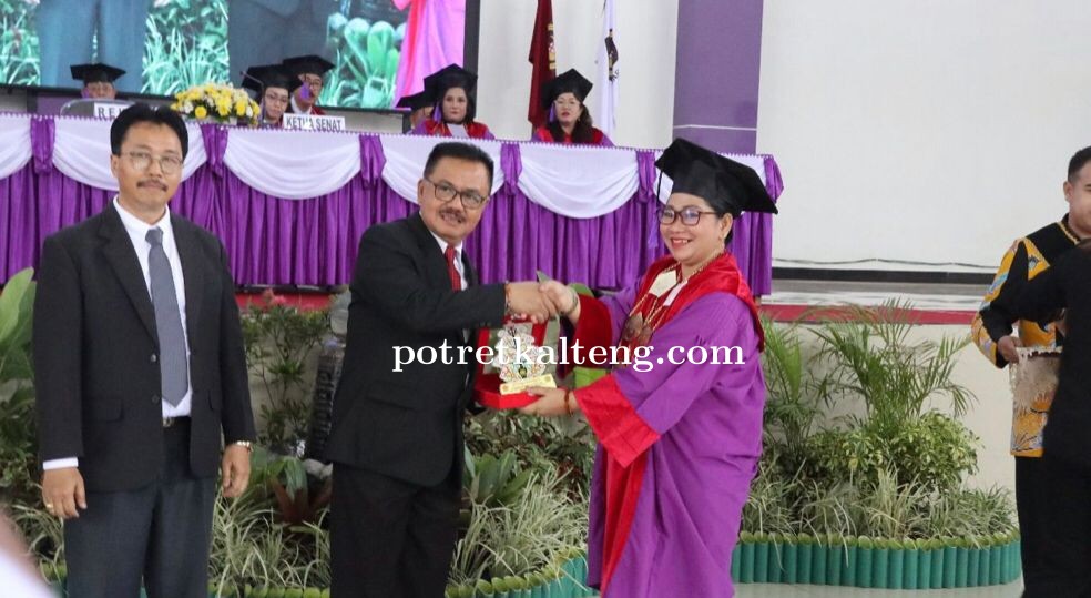 Staff Ahli Gubernur Hadiri Wisuda Sarjana XVII dan Pasca Sarjana IV IAKN Palangka Raya