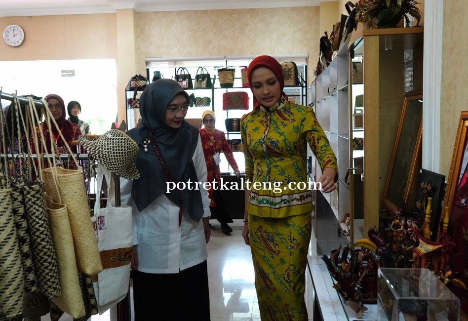 Ketua Dekranasda Pusat Wury Ma`ruf Amin Kunjungi Dekranasda Kalteng