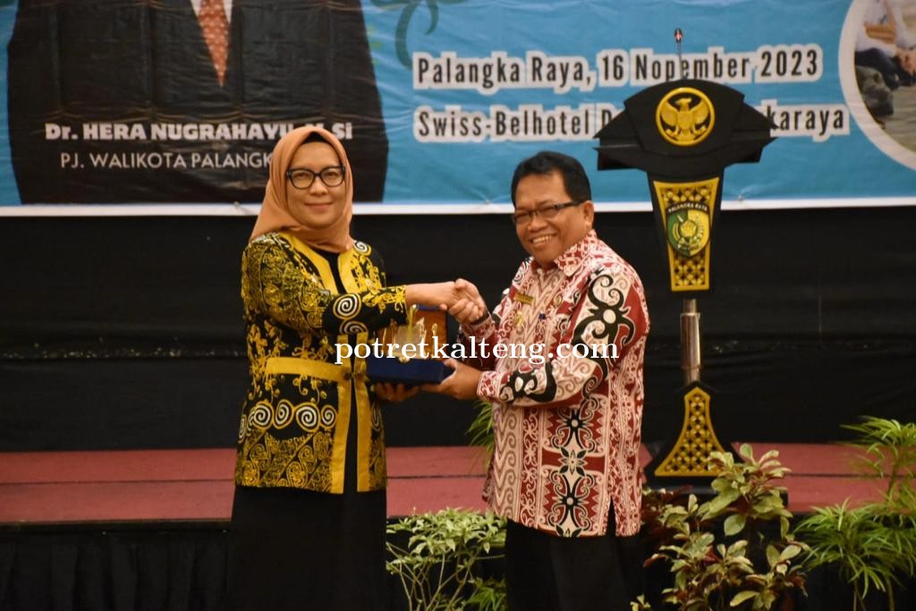 Pj Bupati Kapuas Sampaikan Jawaban atas Pemandangan Fraksi DPRD Kapuas