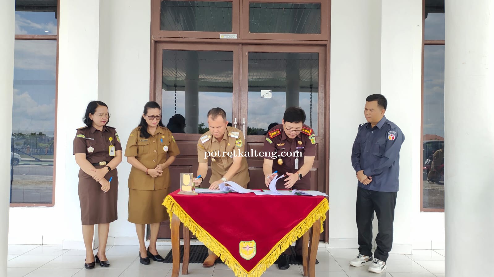 Bupati Gunung Mas Serahkan Hibah Barang Untuk Bawaslu dan Kejaksaan Negeri