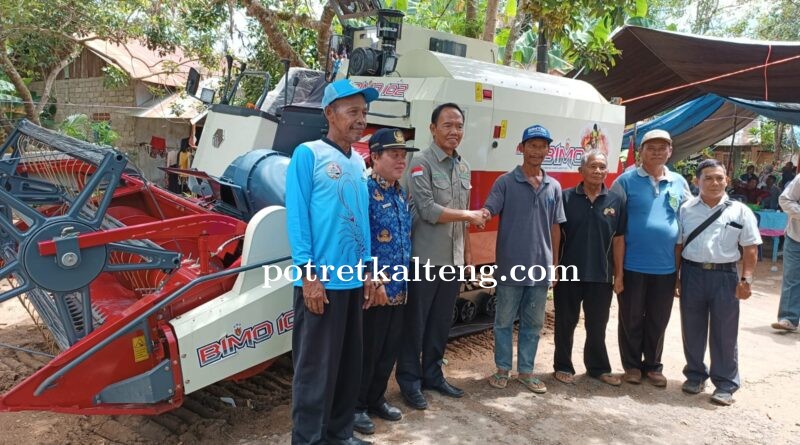 Dukung Pertanian Modern, Bambang Purwanto Kembali Serahkan Bantuan Alsintan Untuk Petani di Bartim