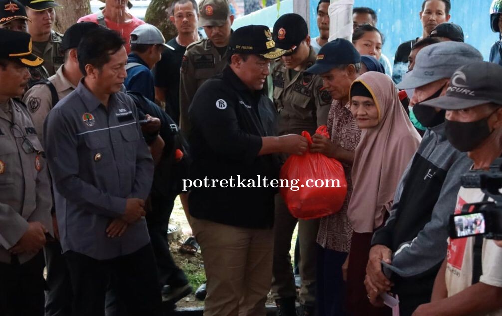 Pemprov Kalteng Gelar Pasar Penyeimbang di Kabupaten Barito Utara dan Salurkan Bantuan Jalur Sungai