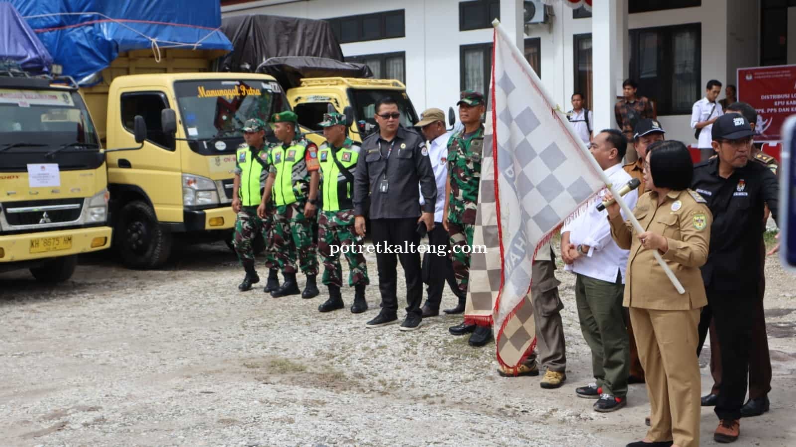 Wakil Bupati Gunung Mas Lepas Keberangkatan Distribusi Logistik Pemilu 2024