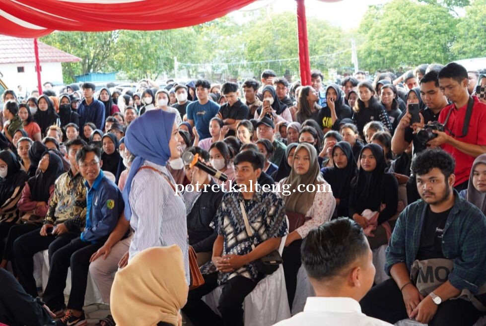 Ketua TP-PKK Salurkan 2.000 Paket Sembako Untuk Mahasiswa di Kota Palangka Raya