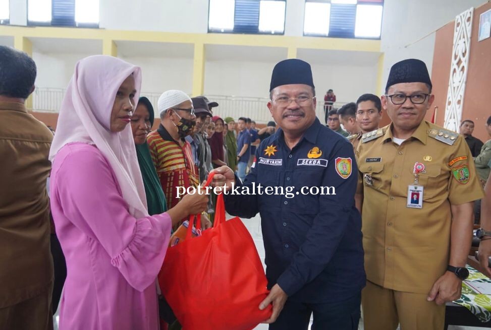 Berbagi Berkah Bersama Masyarakat Barito Timur, Sekda Kalteng Buka Pasar Murah