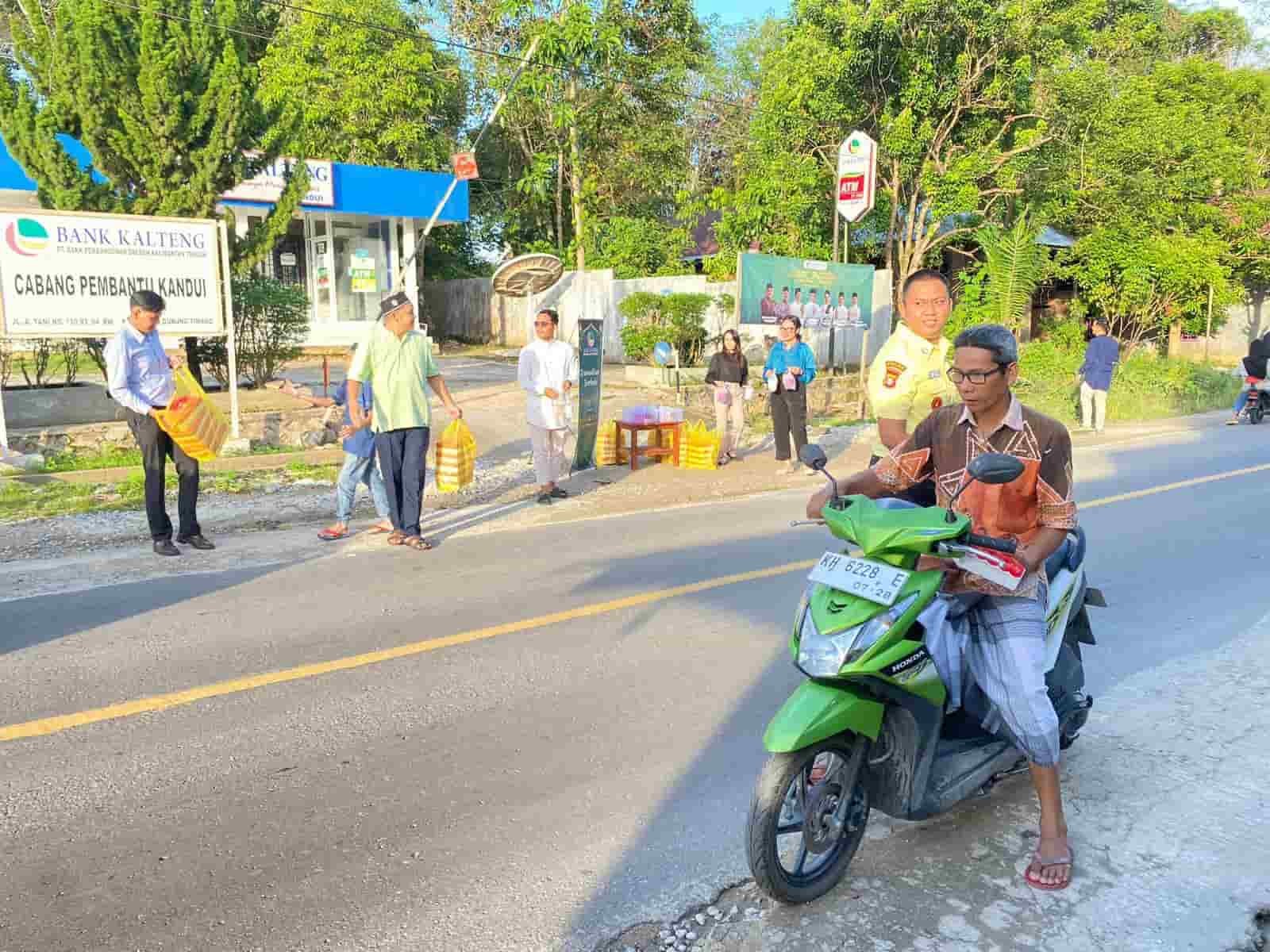 Momentum Ramadhan Berkah, Bank Kalteng Capem Kandui Bagikan Takjil dan Makanan Kepada Masyarakat