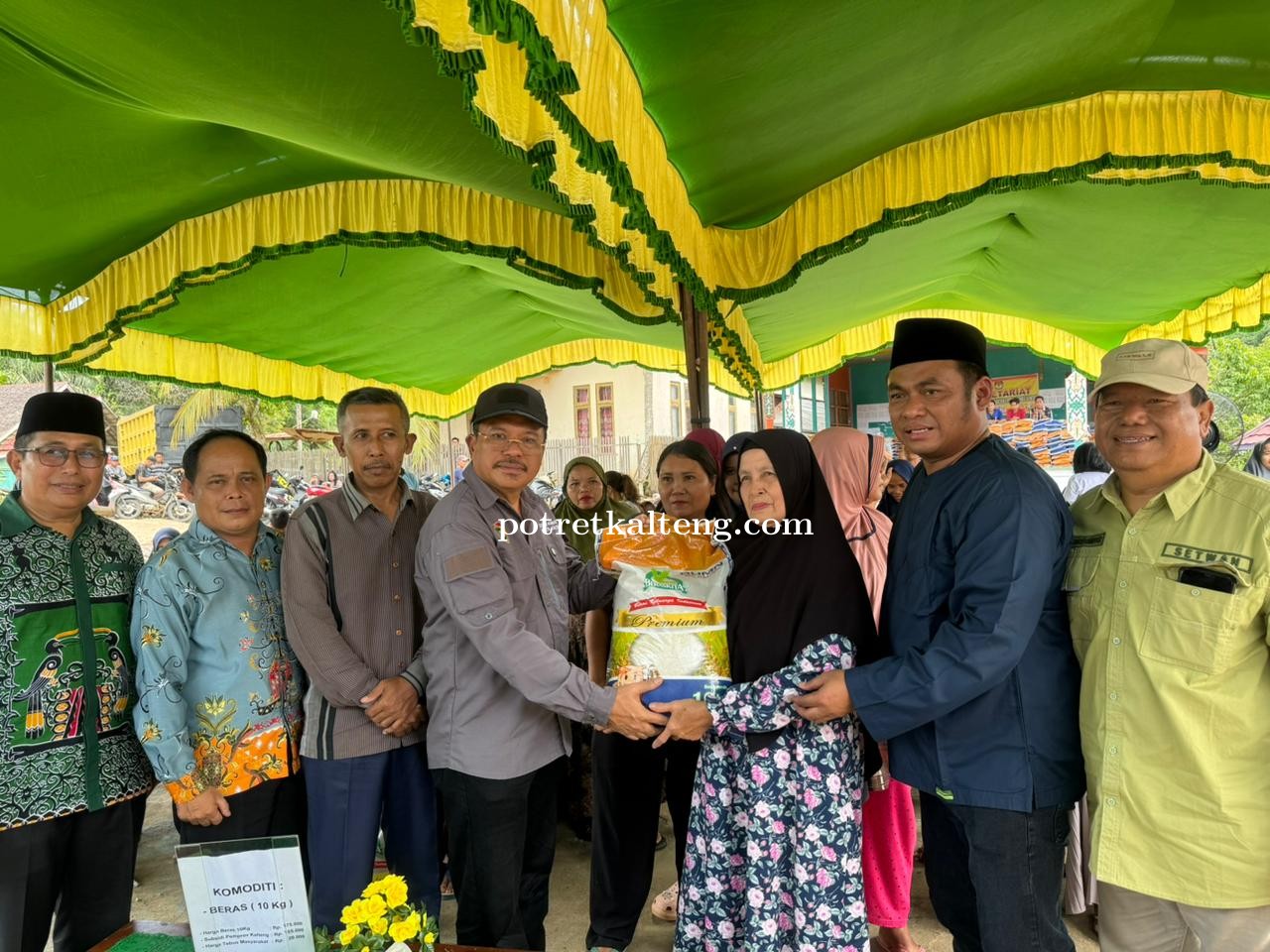 Sekda Kalteng Salurkan 2000 Paket Beras Subsidi Tahap II di Kabupaten Murung Raya
