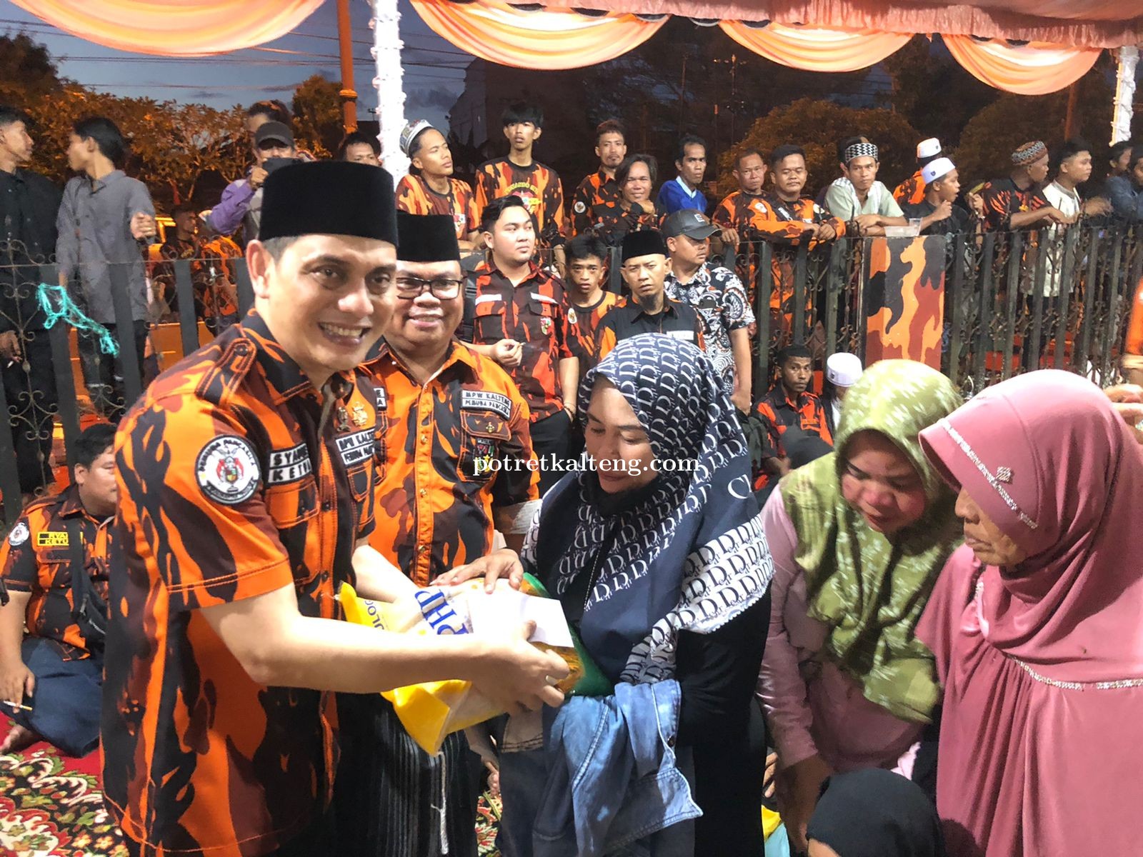 Muhammad Syauqie Bagikan 1500Paket Sembako Kepada Masyarakat Kota Palangka Raya,Sinyal Pilkada 2024?
