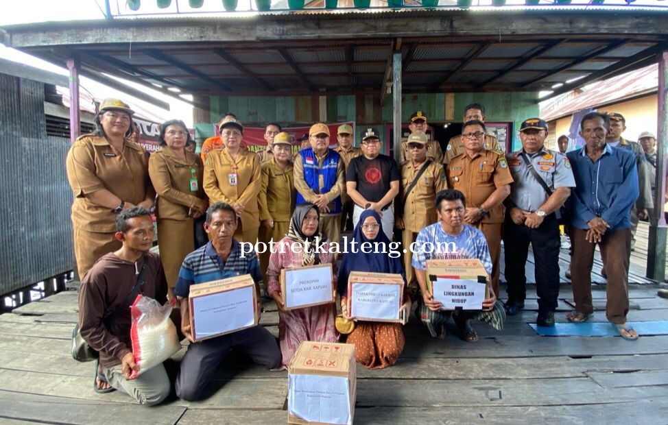 Pj Bupati Kapuas Berikan Bantuan Kepada Warga Tertimpa Musibah Kebakaran di Desa Pulau Mambulau