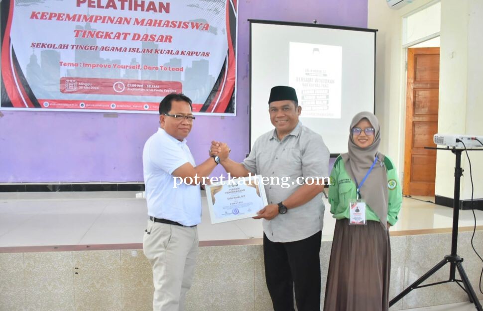 Pj Bupati Kapuas Berikan Materi Pelatihan Kepemimpinan Mahasisawa Tingkar Dasar