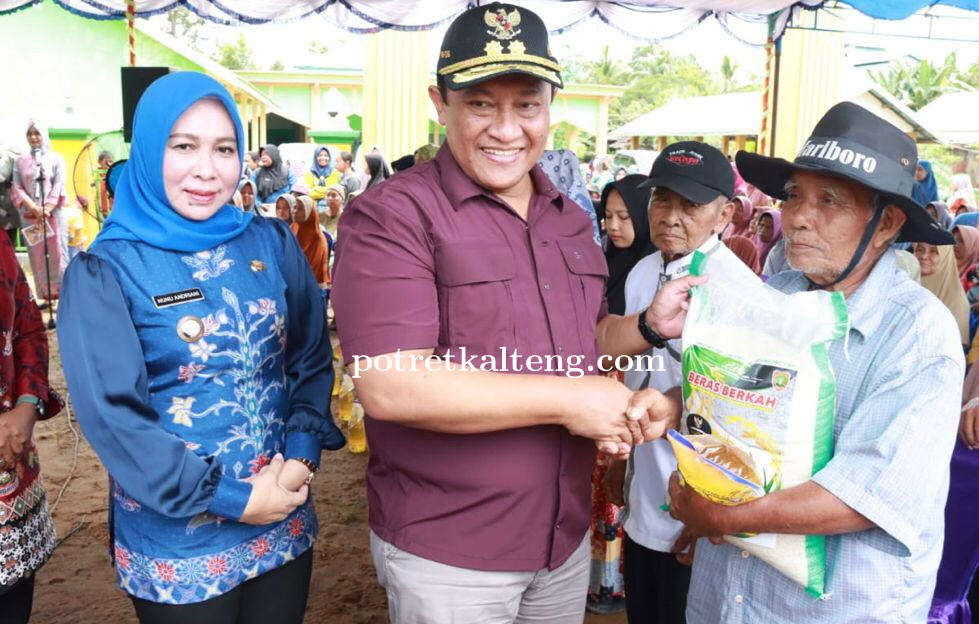 Wagub Kalteng H. Edy Pratowo Buka Pasar Murah di Kecamatan Pandih Batu