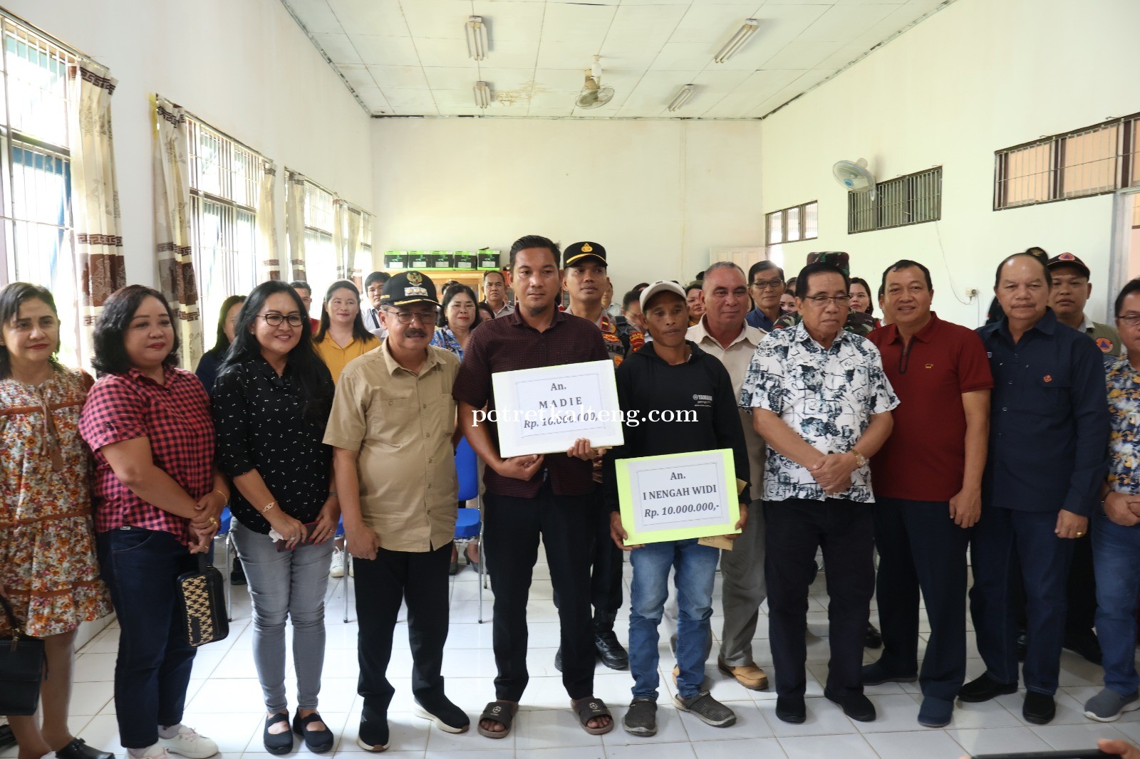 Pj. Bupati Gumas Serahkan Bantuan untuk Korban Kebakaran di Kecamatan Rungan