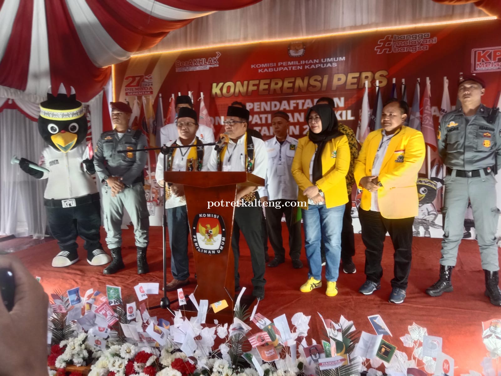 Erlin Hardi dan Alberkat Yadi Daftar ke KPU Kapuas di Hari Pertama