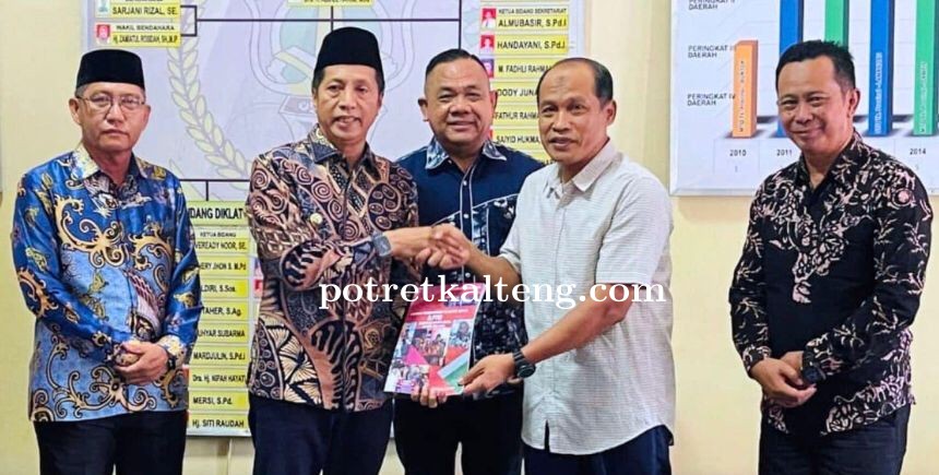 Drs. Muhlis, Serahkan Kepengurusan LPTQ Kabupaten Barito Utara Kepada H. Mochamad Ikhsan.