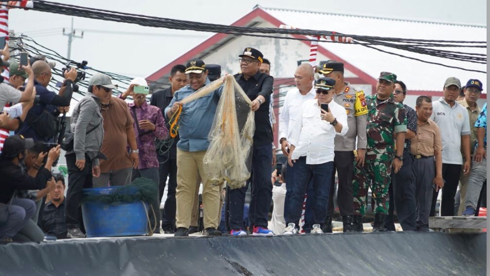 Wakil Gubernur Kalteng Lakukan Panen Perdana Udang Vaname di Kawasan Tambak Udang/Shrimp Estate