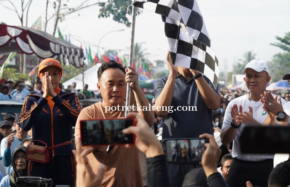 Rayakan HUT Bank Kalteng, Gubernur Kalteng, H. Sugianto Sabran Lepas Peserta Fun Walk