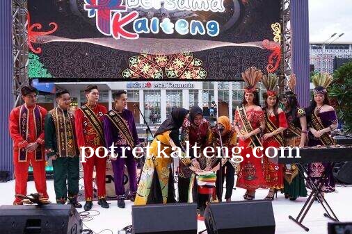 Tim Kesenian Kalteng Berpartisipasi dalam Festival Satu Hari Bersama Kalteng di Sarinah, Jakarta