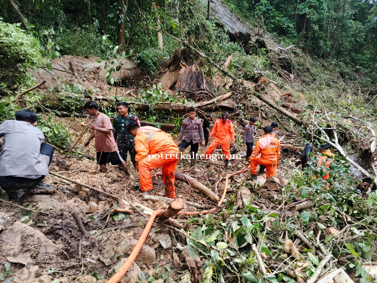 TIM SAR Gabungan Lakukan Pencarian 2 Orang Korban Longsor Di Gunung Mas