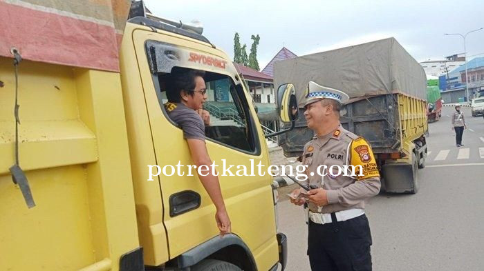 Puluhan Truk Parkir Sembarangan di Kawasan Tertib Lalu Lintas Balangan, Mendapat Teguran