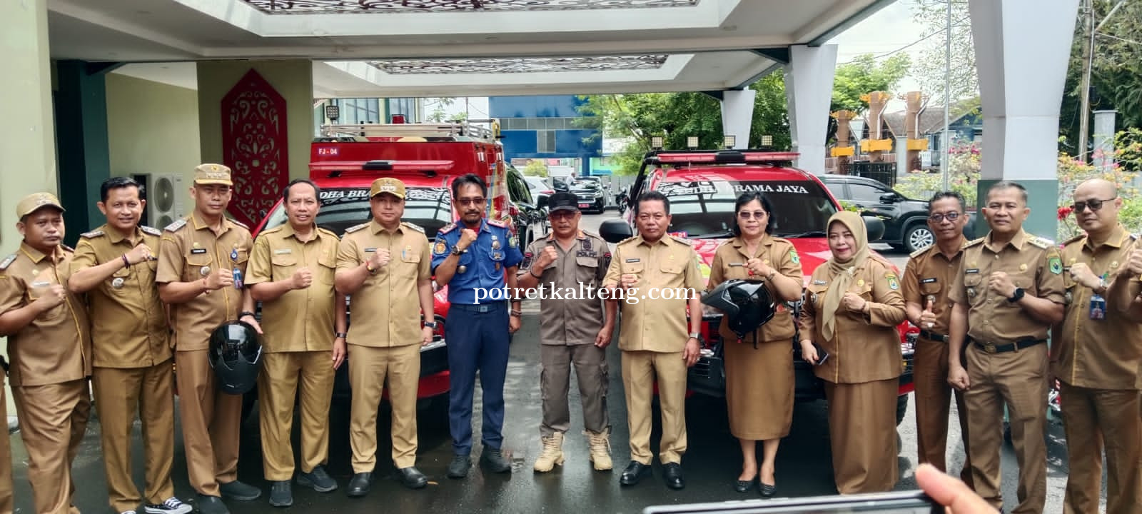 Pemkab Kapuas Serahkan Kendaraan Operasional untuk Penanganan Kebakaran dan Lingkungan Hidup