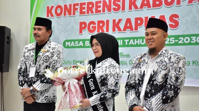 Hj. Siti Saniah Wiyatno Dianugerahi Gelar Ibunda Guru Kapuas
