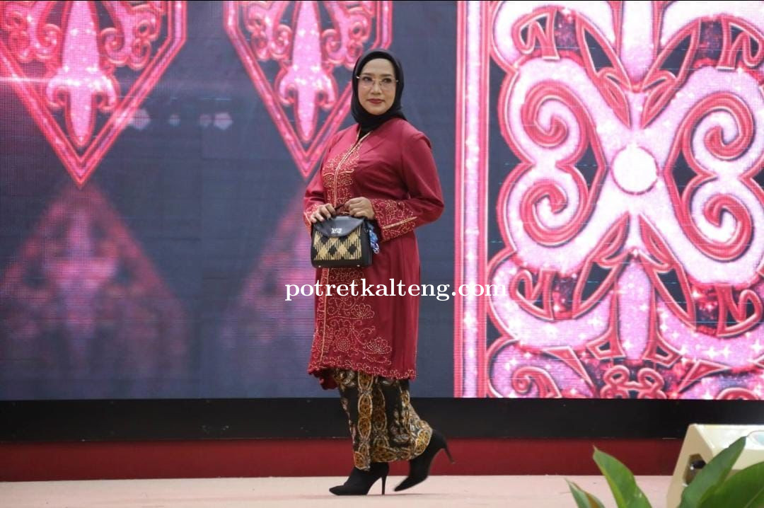 Kadis TPHP Kalteng Tampil Memukau dalam Lomba Fashion Show Hari Kartini 2025