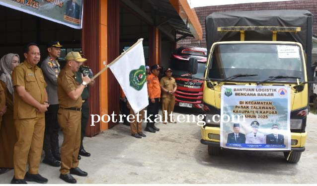 Sekda Kapuas Lepas Secara Simbolis Bantuan Sosial untuk Warga Terdampak Banjir