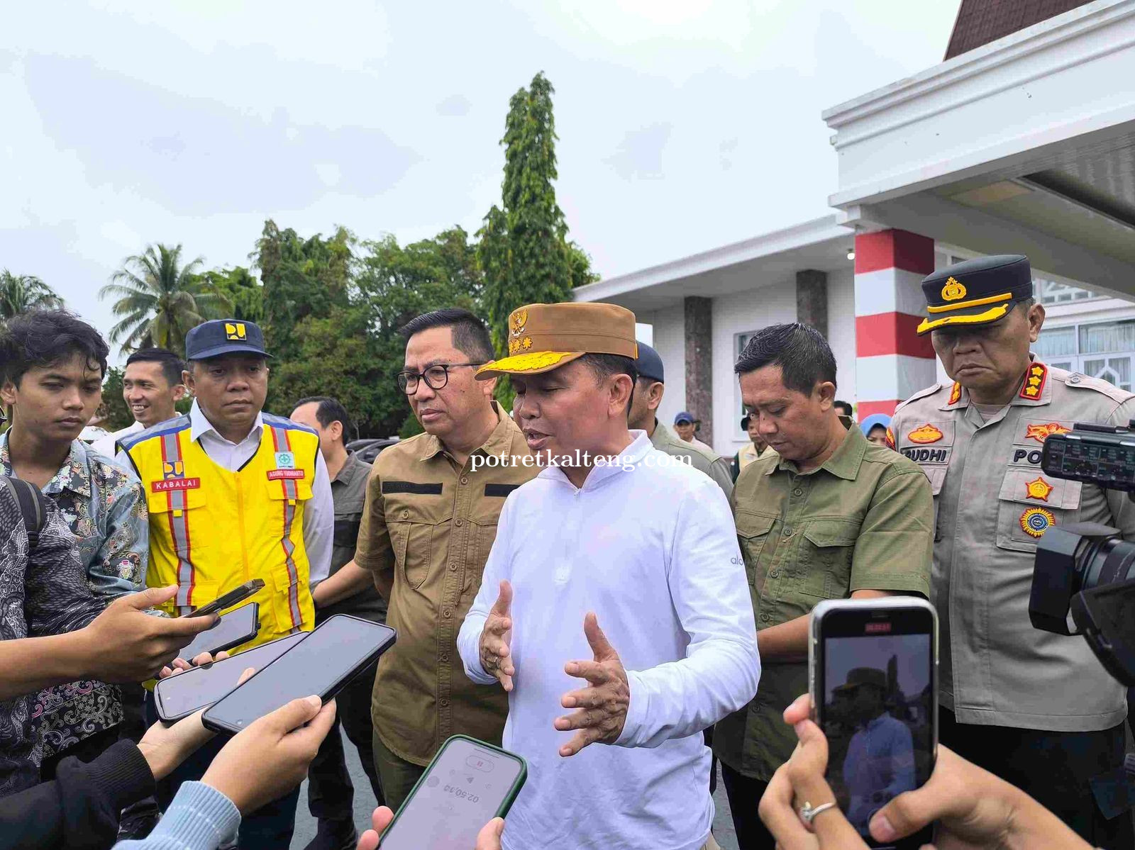 Gubernur Kalteng Lepas Bantuan Darurat untuk Korban Banjir Barito, Satpol PP Pastikan Pengawalan Dis
