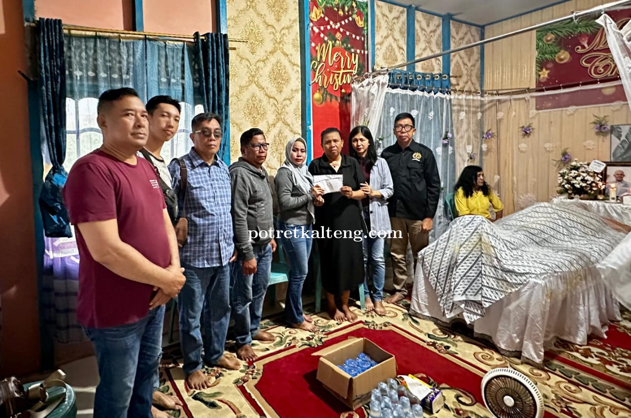 PWI Kapuas Serahkan Santunan Duka kepada Keluarga Almarhum Wartawan Djemmy Napoleon