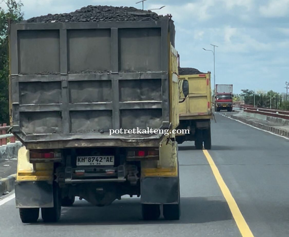 Pengendara Keluhkan Truk Batubara Tanpa Penutup Muatan Melintas di Jalan Umum Kurun-Palangka Raya