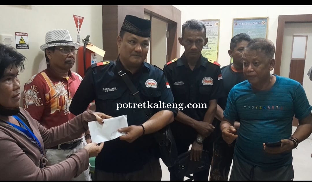 Paguyuban Saiyo Sakato Bantu Warga Jangkang Yang  Tertimpa Kayu