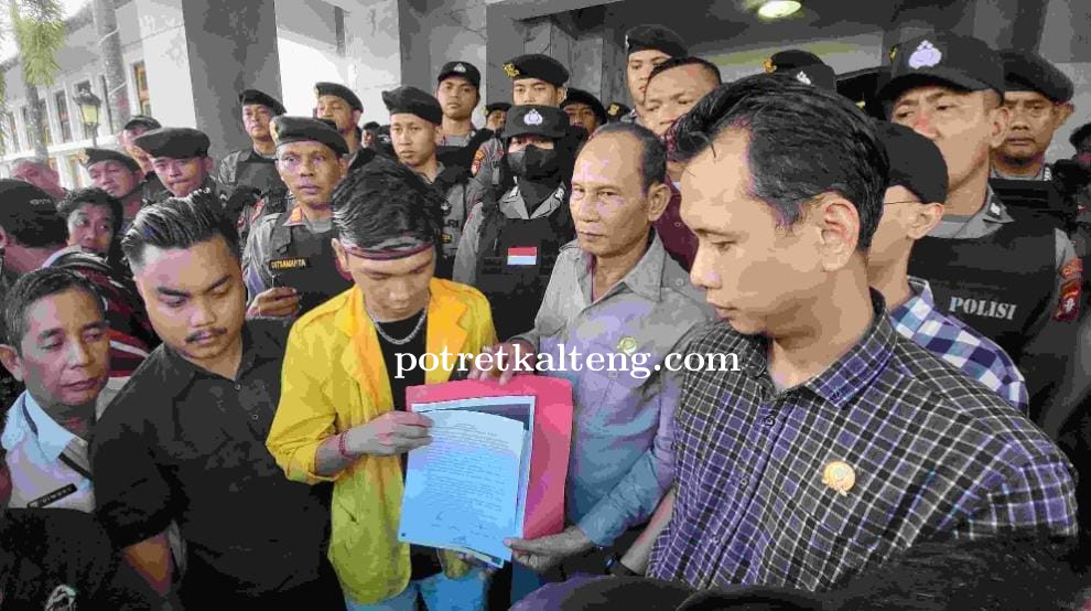 Pimpinan DPRD Kalteng Terima Aspirasi Mahasiswa di Lobi Gedung DPRD